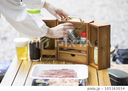 バーベキューイメージ 調味料入れから調味料を取り出す女性手元 バーベキューイメージ 調味料入れから調味料を取り出す女性手元 105163034