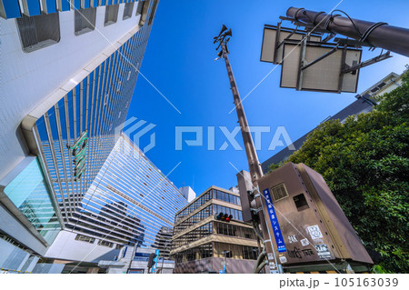 日本の横浜都市景観　防災都市ヨコハマ…SOTETSU 横浜駅前の津波警報伝達システムなどを望む 105163039