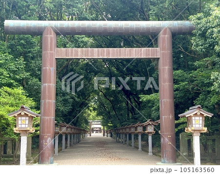 宮崎神宮へと続く鳥居 宮崎神宮へと続く鳥居 105163560