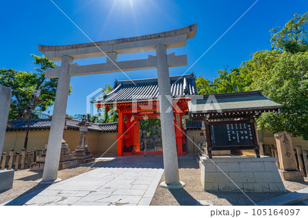兵庫県西宮市 真夏の西宮神社の表大門と鳥居 兵庫県西宮市 真夏の西宮神社の表大門と鳥居 105164097