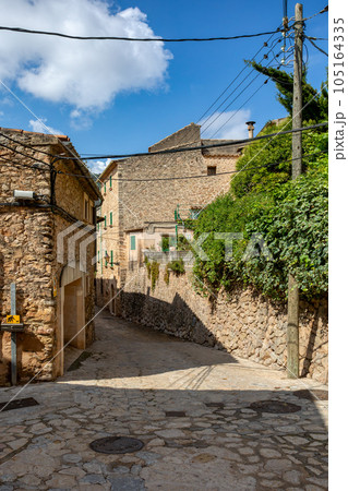 Narrow streets in historic center of town of Valldemossa, Balearic Islands Mallorca Spain. 105164335