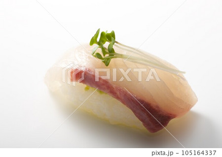 握り寿司　ハマチ 105164337