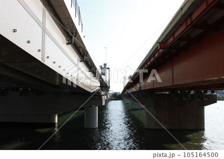 首都高速湾岸線の江戸川橋と国道357号の市川大橋 首都高速湾岸線の江戸川橋と国道357号の市川大橋 105164500