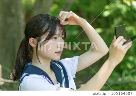 髪の毛を鏡で直す女子高生 髪の毛を鏡で直す女子高生 105164607