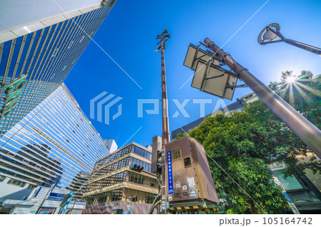 日本の横浜都市景観　防災都市ヨコハマ…SOTETSU 横浜駅前の津波警報伝達システムなどを望む 105164742