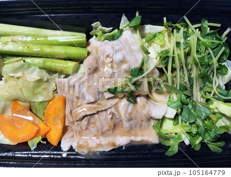 レンジで蒸した野菜&豚肉をゴマだれで。 レンジで蒸した野菜&豚肉をゴマだれで。 105164779