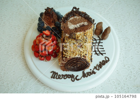 クリスマスケーキ、ブッシュドノエル、ツリーケーキ 105164798