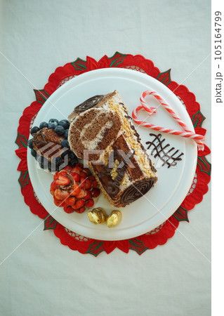 ビュッシュ・ド・ノエル（Buche de Noel）クリスマスケーキ（Christmas Cake） 105164799