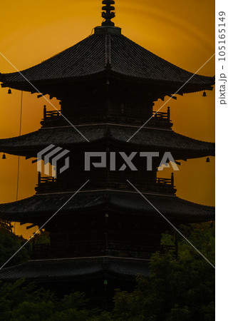 夏の備中国分寺五重塔と夕焼け 夏の備中国分寺五重塔と夕焼け 105165149