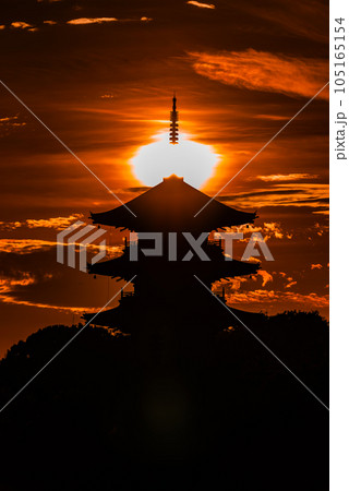 夏の備中国分寺五重塔と夕焼け 夏の備中国分寺五重塔と夕焼け 105165154