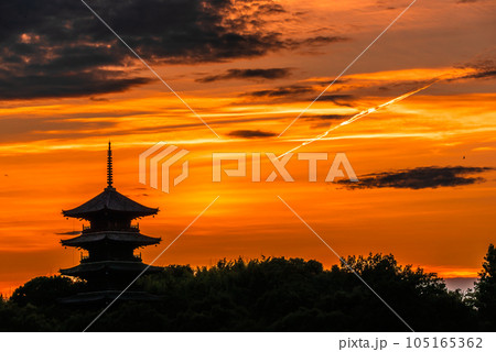 夏の備中国分寺五重塔と夕焼け　 105165362