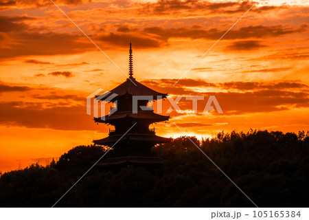 夏の備中国分寺五重塔と夕焼け 夏の備中国分寺五重塔と夕焼け 105165384