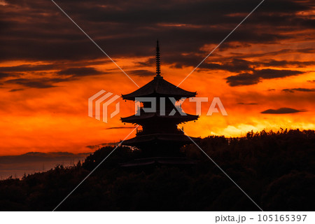 夏の備中国分寺五重塔と夕焼け 夏の備中国分寺五重塔と夕焼け 105165397