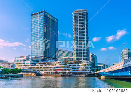 日本の横浜都市景観 横浜ベイクォーターなどを望む 日本の横浜都市景観 横浜ベイクォーターなどを望む 105165885