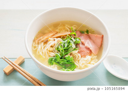 チャーシューを乗せた塩ラーメン 105165894