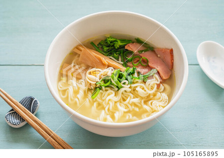 チャーシューを乗せた塩ラーメン チャーシューを乗せた塩ラーメン 105165895