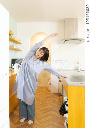 伸びをする若い女性 伸びをする若い女性 105166820