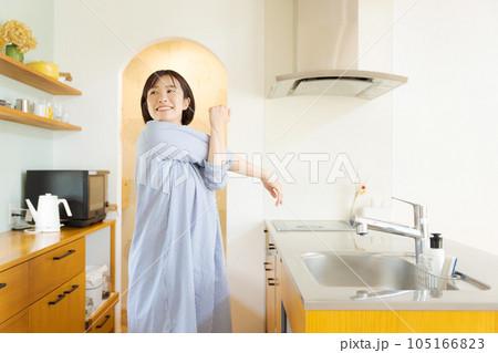 伸びをする若い女性 105166823