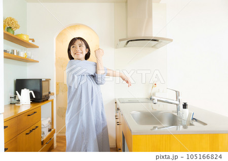 伸びをする若い女性 伸びをする若い女性 105166824