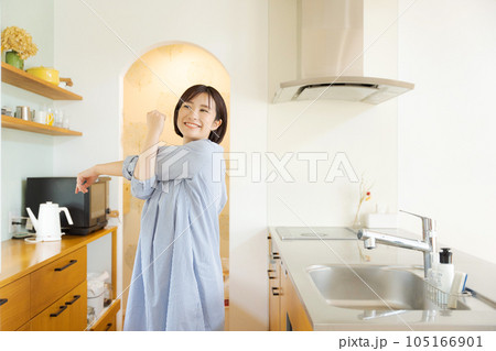 伸びをする若い女性 伸びをする若い女性 105166901