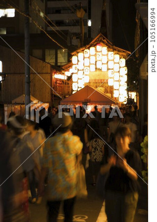 祇園祭 宵々山の夜 放下鉾の提灯に照らし出される新町通り1 祇園祭 宵々山の夜 放下鉾の提灯に照らし出される新町通り1 105166994