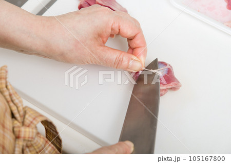 【焼き鳥砂肝の下処理をする主婦　包丁有】 105167800
