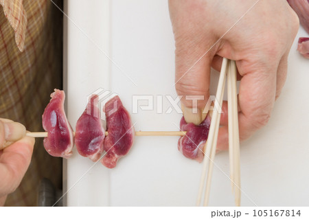 【焼き鳥砂肝の串打ちをする主婦】 【焼き鳥砂肝の串打ちをする主婦】 105167814