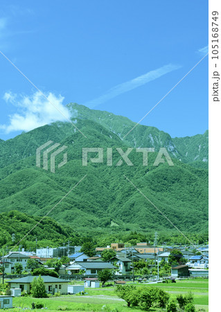 北杜市白州町、雲湧く緑の甲斐駒、夏の甲斐駒 北杜市白州町、雲湧く緑の甲斐駒、夏の甲斐駒 105168749