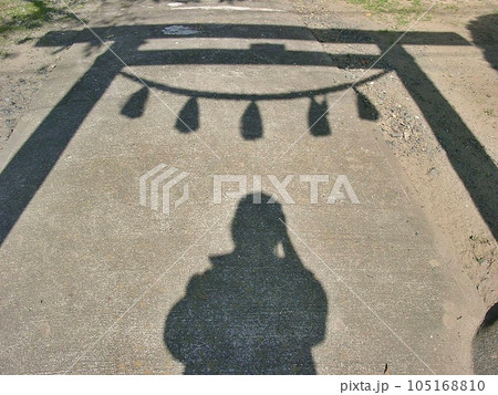 尾島町標(おじままちしるべ)｢雷電神社・雷電宮(2010.11)｣ 鳥居のシルエット。しめ縄しめ飾り 105168810