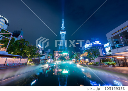 ライトアップされたタワーが水面に反射する夜景｜愛知県名古屋市 105169388
