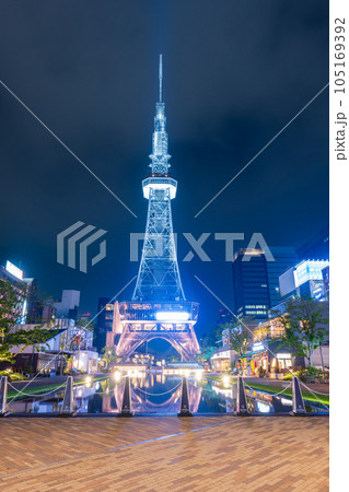 ライトアップされたタワーが水面に反射する夜景｜愛知県名古屋市 105169392
