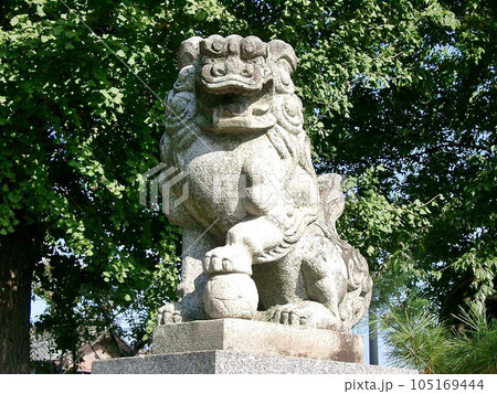 尾島町標(おじままちしるべ)｢雷電神社・雷電宮(2010.11)｣ 上手｢奉｣の狛犬と生い茂る木々 105169444