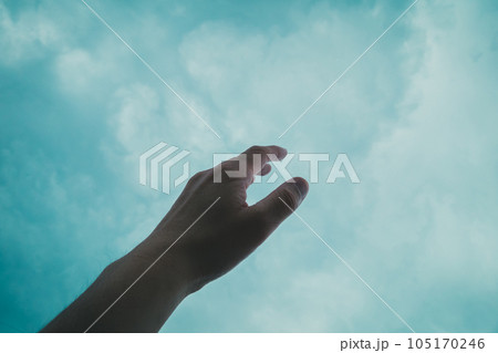 空に伸ばす手 105170246