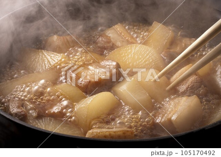 大根と豚バラ肉の煮物 105170492