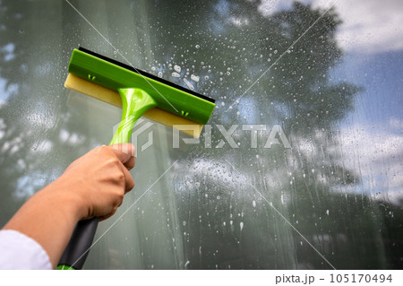Window cleaning brush for windows washing. The exterior of the house 105170494