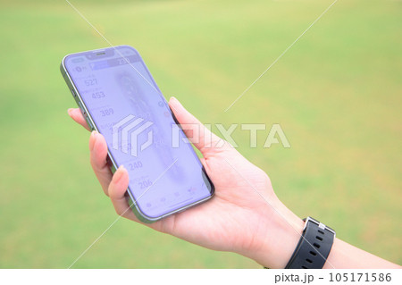 スマートフォンを持つ女性の手元 スマートフォンを持つ女性の手元 105171586
