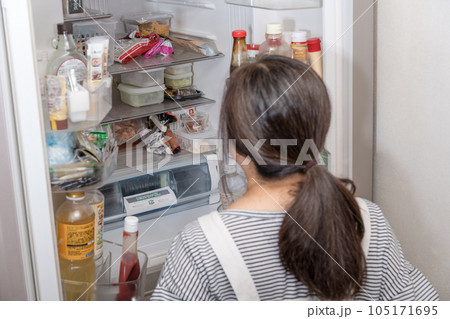 【冷蔵室を物色する主婦】 105171695