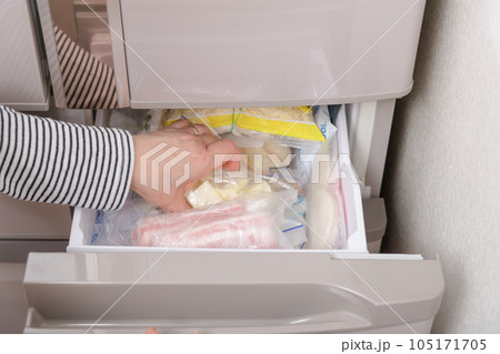 【冷凍室からバターを出す主婦】 105171705