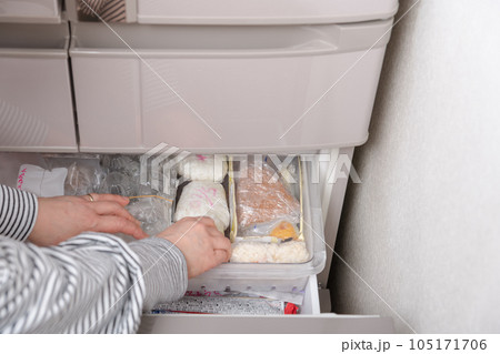 【冷凍室を物色する主婦】 105171706