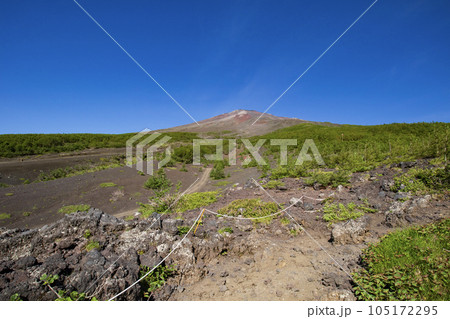 富士山　須走口登山道　五合目付近から山頂を望む 105172295