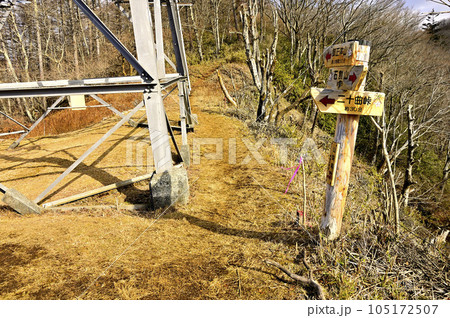 道志山塊の石割山 送電線鉄塔の分岐 道志山塊の石割山 送電線鉄塔の分岐 105172507