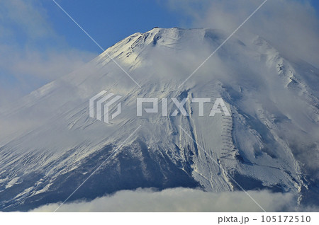 道志山塊の石割山より 雲纏う富士山 道志山塊の石割山より 雲纏う富士山 105172510