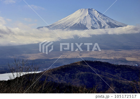 道志山塊の石割山山頂より望む富士山と山中湖 105172517