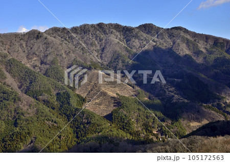 道志山塊の御正体山より赤岩と今倉山を望む 105172563