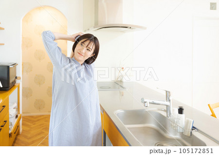 伸びをする若い女性 105172851