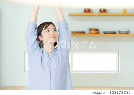 伸びをする若い女性 伸びをする若い女性 105172853