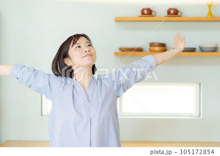 伸びをする若い女性 伸びをする若い女性 105172854