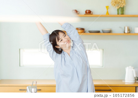 伸びをする若い女性 伸びをする若い女性 105172856
