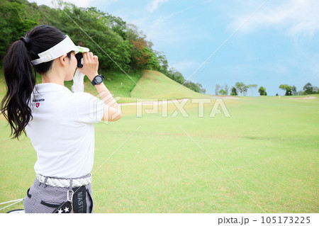 ゴルフをする女性 105173225