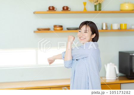 伸びをする若い女性 105173282